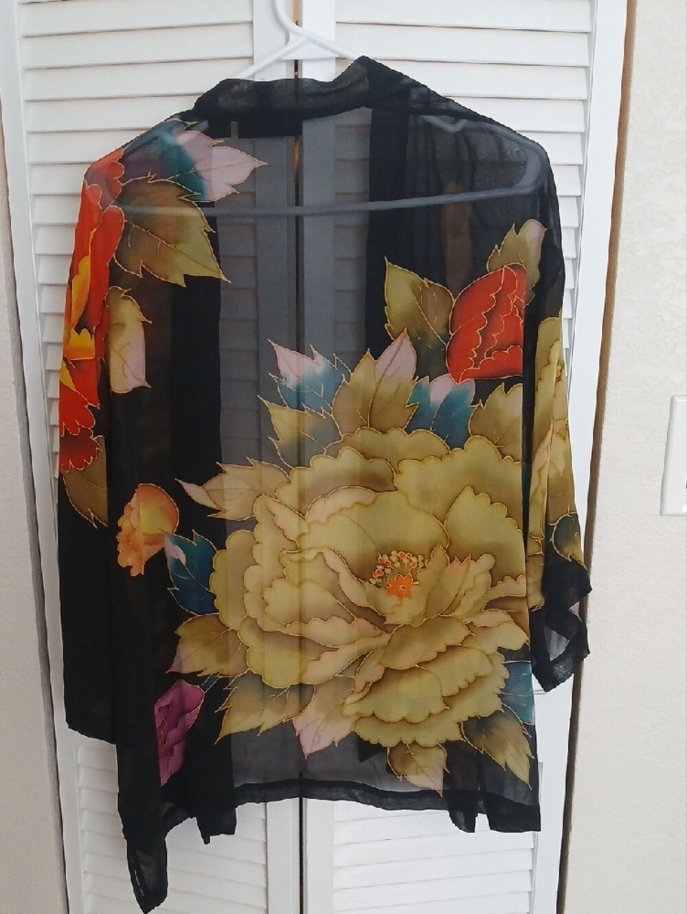 THE PARAGON Black Silk Sheer Floral-Accent Kimono Top.